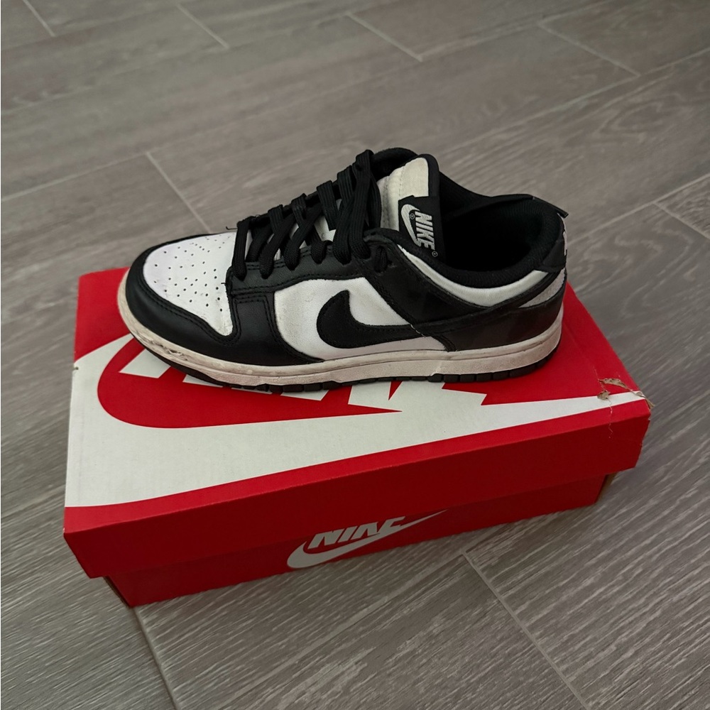 Nike women’s Black and White Low-Top Sneakers